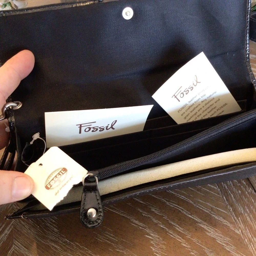 Fossil Womens Black Leather Buckle Front Clutch Wristlet Fold Over Wallet